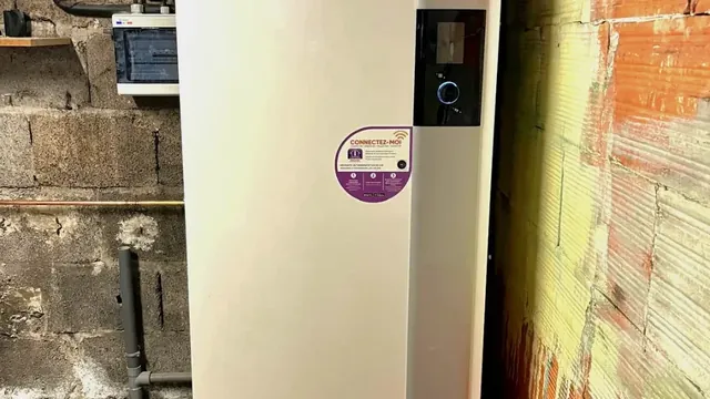 Module intérieur vertical blanc avec écran en façade, installé dans un sous-sol aux murs en parpaings et en briques